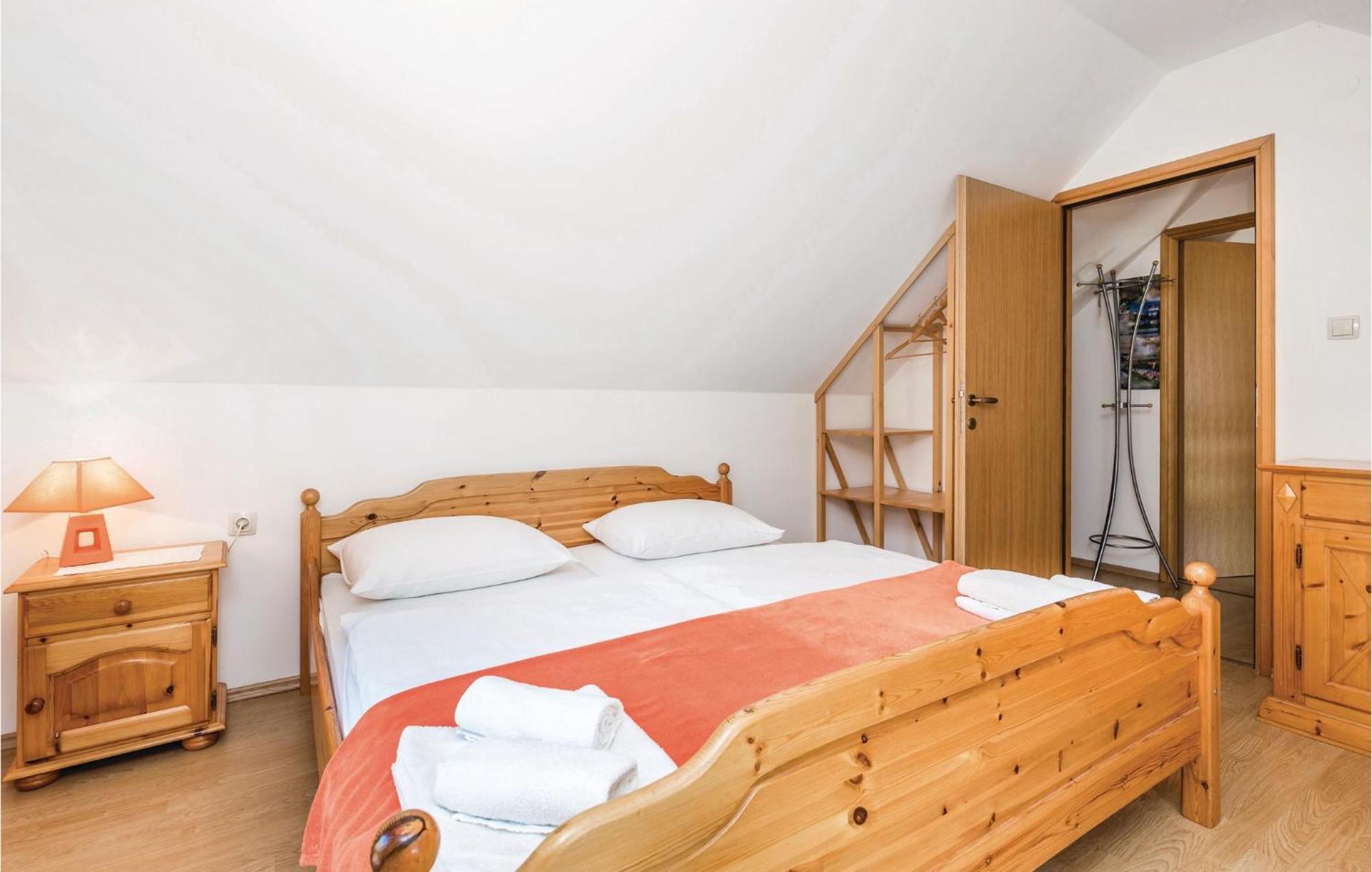 2 Bedroom Cozy Home In Licko Lesce Exterior photo