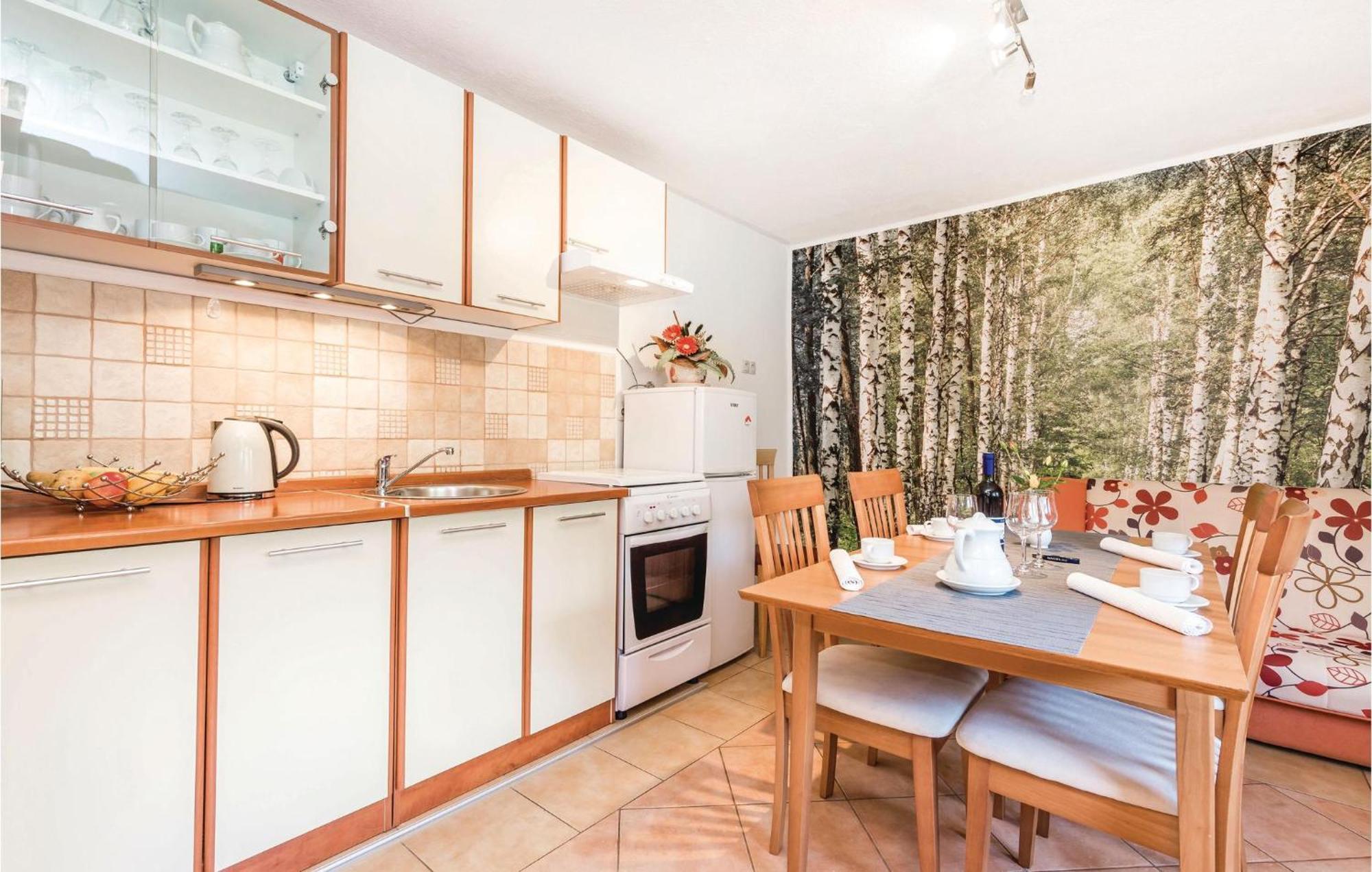 2 Bedroom Cozy Home In Licko Lesce Exterior photo